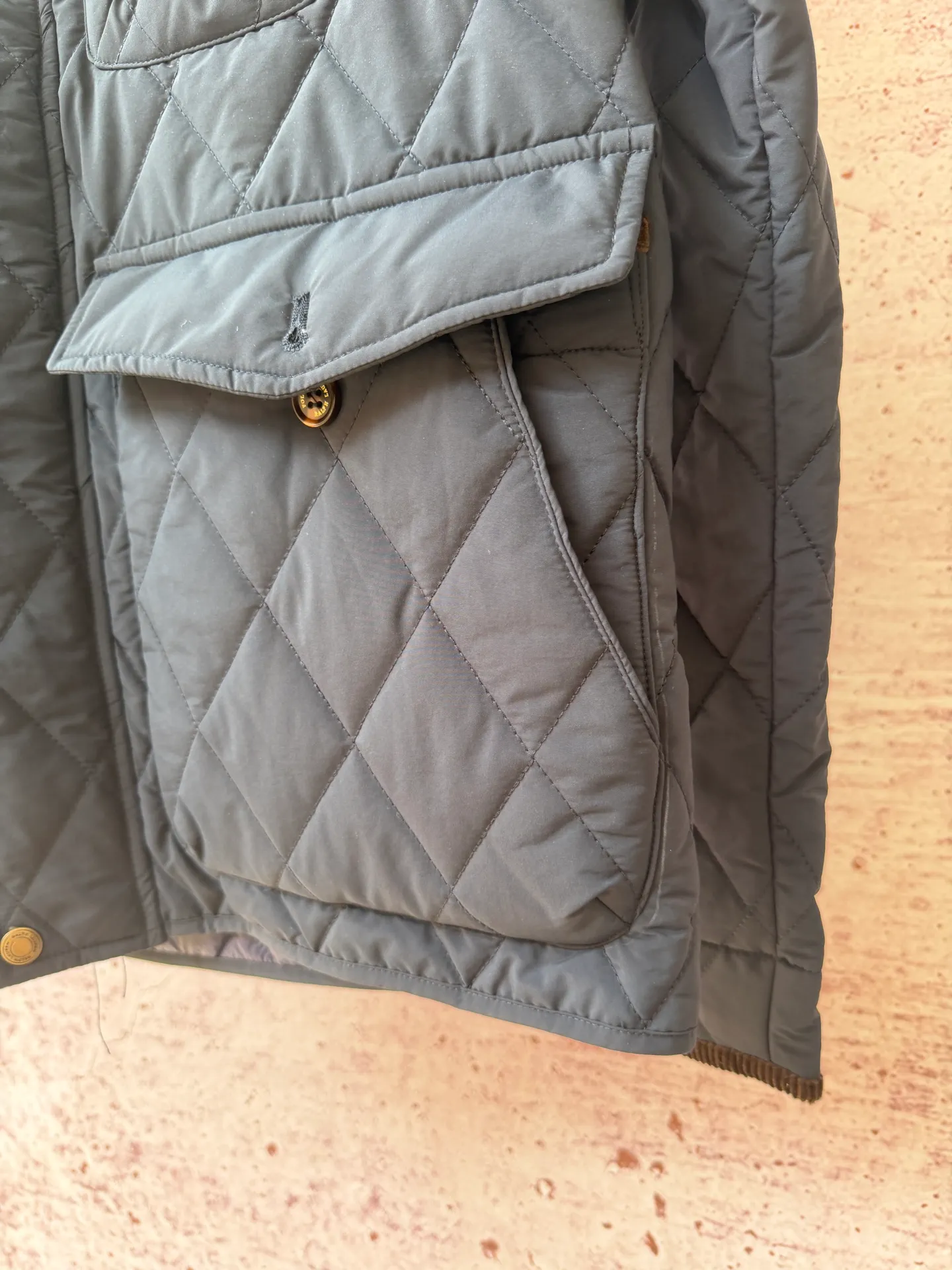 P430 Raff's new rhombus plaid workwear cotton jacket, customized hardware accessories, fine workmanship inside and outside to maintain the original details, simple version, old money style, casual matching, workmanship details restored, diamond grid stitching inside and outside fixed, collar and cuffs with corduroy to add matching attributes, shoulder chapters highlight the brand tonality, hem slit snap design is more matching attributes, full of details